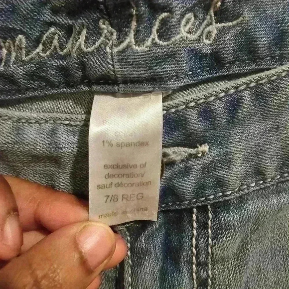 P7038A Maurice's medium denim distressed crop jeans size 31in  / 7/8 - Picture 4 of 7
